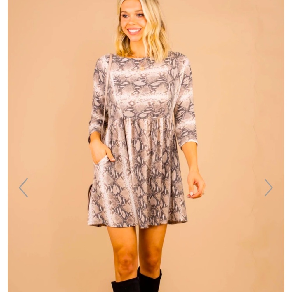 5/$25 Mint Julep Boutique Snake Print Dress Stylish Long Sleeve